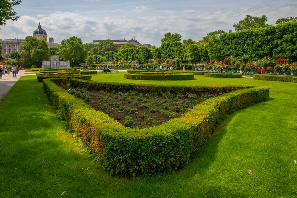 フォルクスガーデンは オーストリア ウィーンのインネア シュタット第一地区にある公園です — ストック写真