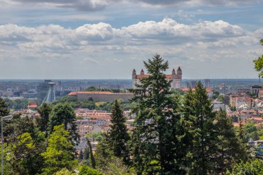 Slovakya 'nın başkenti Bratislava, Avusturya ve Macaristan sınırındaki Tuna Nehri boyunca yer almaktadır.