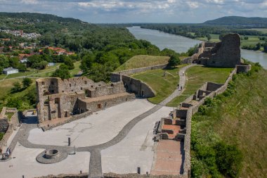 Uçurumun tepesindeki güzel bir şato, Devin kalesi karaktere bürünmüş ve Slav kültürünü somutlaştırmaya gelmiş..