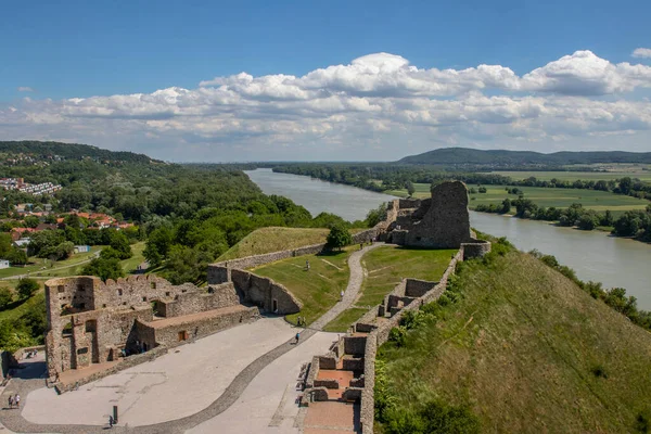 Hermoso Castillo Ruinas Alto Acantilado Castillo Devin Está Impregnado Carácter — Foto de Stock