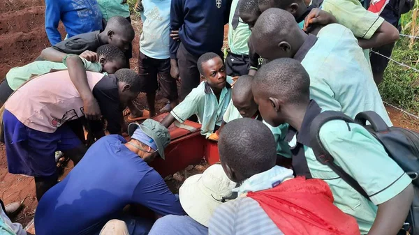 Okul çocukları topraklarını Uganda 'da çeşitli meyve ve sebzeler yetiştirmek için hazırlıyorlardı.