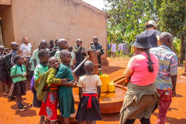 Farklı yaşlardaki çocuklar Uganda 'da içme suyu toplamaya çalışıyorlardı.