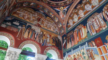 Bükreş, Romanya, 10 Ağustos 2021 - Yeni St. George Kilisesi iç dinsel tabloları