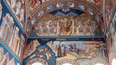 Bükreş, Romanya, 10 Ağustos 2021 - Yeni St. George Kilisesi iç dinsel tabloları