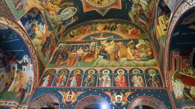 Bükreş, Romanya, 10 Ağustos 2021 - Yeni St. George Kilisesi iç dinsel tabloları