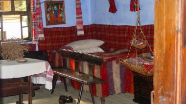 Bükreş, Romanya, 10 Ağustos 2021 - Ulusal Köy Müzesi 'ndeki eski geleneksel ev