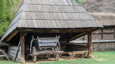 Bükreş, Romanya, 10 Ağustos 2021 - Ulusal Köy Müzesi 'ndeki eski geleneksel ev