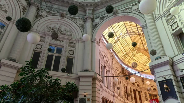 Bükreş, Romanya, 10 Ağustos 2021 - Restoranları ve mimarisi olan eski merkezde Vilacrosse geçidi