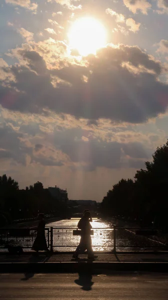 Бухарест Румыния Августа 2021 Река Дамбовита Человек Идущий Перед Солнцем — стоковое фото