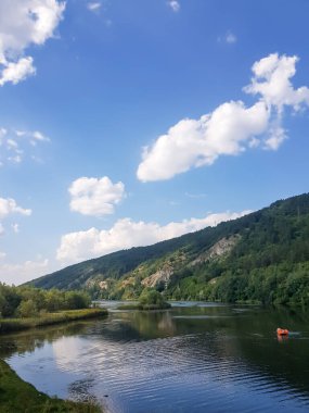 Bulgaristan 'daki Pancharevo Gölü' nün çevresindeki dağlarla manzarası