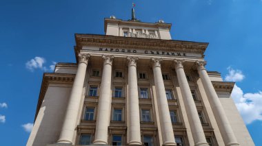 Sofya, Bulgaristan, 13 Ağustos 2021 - Parlament binasının ön manzarası