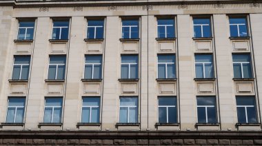 Bulgaristan 'ın Sofya kentinde komünist dönemden kalma muazzam bir alışveriş merkezinin ön manzara mimarisi