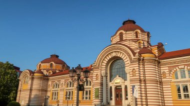 Sofya, Bulgaristan, 13 Ağustos 2021 - Sofya Tarih Müzesi 'nin gün batımında ön manzara