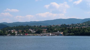 Bulgaristan 'daki Pancharevo Gölü' nün çevresindeki dağlarla manzarası