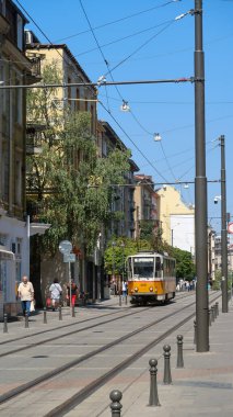 Sofya, Bulgaristan, 15 Ağustos 2021 - Sarı tramvay ve binalar