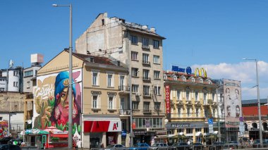 Sofya, Bulgaristan, 15 Ağustos 2021 - Grafiti ve arabalı binalar