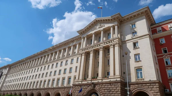 Sofya, Bulgaristan, 13 Ağustos 2021 - Antik, Komünist dönemden kalma alışveriş merkezi şimdi hediyelik eşya dükkanlarına ev sahipliği yapıyor. Tzum Alışveriş Merkezi