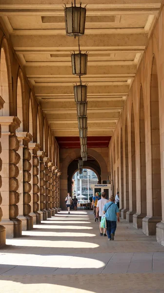 Sofya, Bulgaristan, 13 Ağustos 2021 - Komünist dönemden kalma muazzam bir alışveriş merkezinin iç mimarisi. Tzum Alışveriş Merkezi