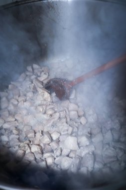 Eti yakın kaynatın ve hazırlayın.