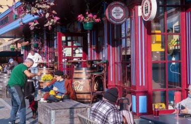 Zagreb, Hırvatistan, 29 Ekim 2021 - Barmen ve müşterilerin aktif yaşam tarzı