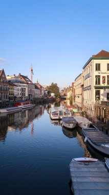 Gent, Belçika, 8 Kasım 2021 - Gün batımında nehir kanalları ve binalar