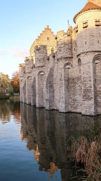 Gent, Belçika, 8 Kasım 2021 - Gün batımında nehir kanalları ve binalar