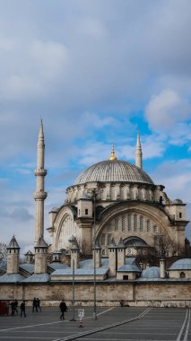 İstanbul, Türkiye, 2 Ocak 2022 - Bulutlu bir günde Nuruosmaniye Camii, İstanbul, Türkiye