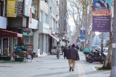 İstanbul, Türkiye, 3 Ocak 2022 - Arabalar ve dükkanlar