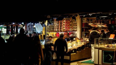 İstanbul, Türkiye, 31 Aralık 2021 - İnsanlar pazar yerinde gece boyunca alışveriş yapıyorlar