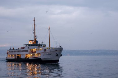 İstanbul, Türkiye, 2 Ocak 2022 - Galata Limanı 'nda sabah erken saatlerde Boğazdaki ışıklar ve yansımalarla seyir gemisi