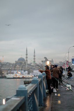 İstanbul, Türkiye, 2 Ocak 2022 - Sabahın erken saatlerinde Galata Köprüsü 'nde balıkçılar
