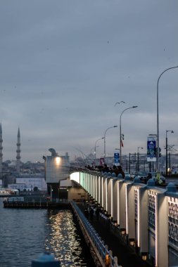 İstanbul, Türkiye, 2 Ocak 2022 - Sabahın erken saatlerinde Galata Köprüsü 'nde balıkçılar
