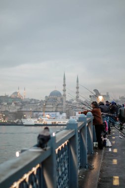 İstanbul, Türkiye, 2 Ocak 2022 - Sabahın erken saatlerinde Galata Köprüsü 'nde balıkçılar
