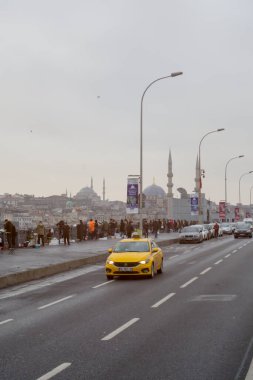 İstanbul, Türkiye, 2 Ocak 2022 - Galata Köprüsü 'nde sabah trafik akışı ve yayalar