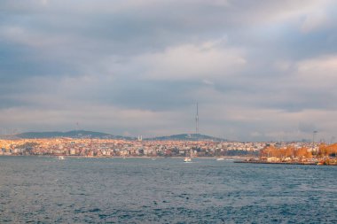 İstanbul ve Türkiye 'nin İstanbul manzarası bulutlu bir günde Boğaz' dan görülüyor