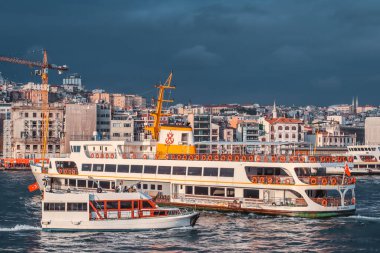 İstanbul, Türkiye, 2 Ocak 2022 - İstanbul, Karaköy 'deki Galata Limanı' nda seyir gemisi