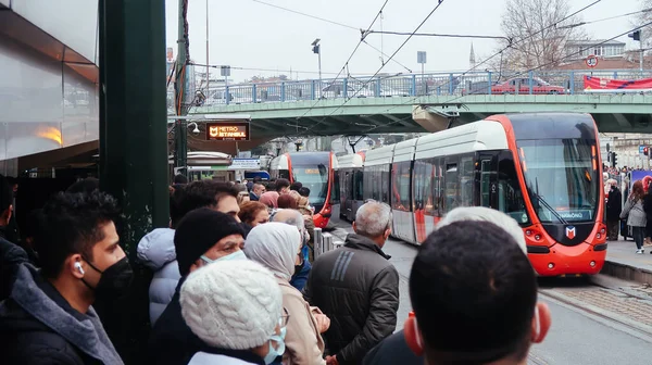 Estambul Turquía Enero 2022 Gente Esperando Estación Metro Aksaray Transporte —  Fotos de Stock