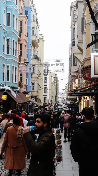 Estambul Turquía Enero 2022 Calle Abarrotada Estrecha Con Peatones — Foto de Stock