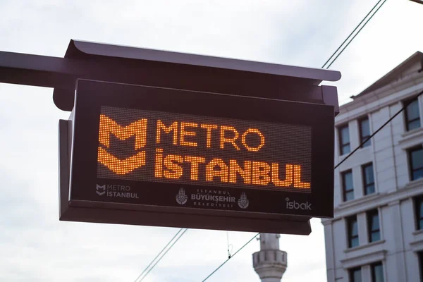 Istanbul Turquía Enero 2022 Metro Estambul Pantalla Con Edificio Fondo —  Fotos de Stock