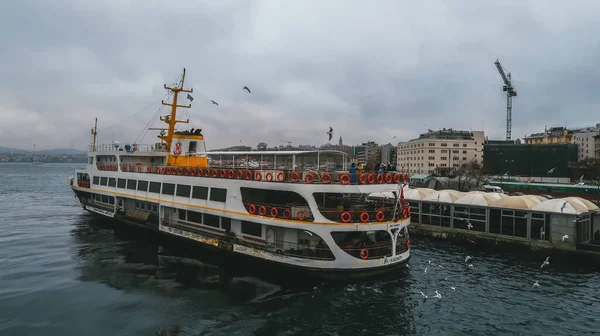 Istanbul Turecko Prosince 2021 Výletní Loď Turisty Přístavu Galata — Stock fotografie