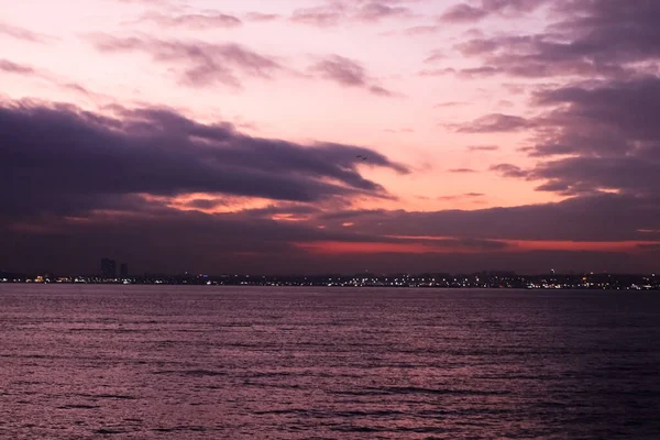 Boğaz ve İstabul 'un geceleyin bulutlu manzarası.