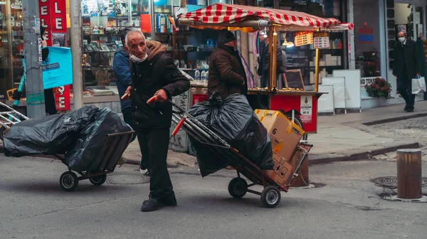 Istanbul Türkei Dezember 2021 Alter Mann Trägt Trolley Mit Kisten — Stockfoto