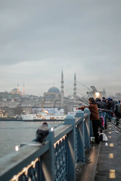 Istanbul Turkey 2Nd January 2022 Fishermen Early Morning Galata Bridge — Stock Photo, Image