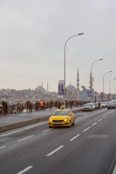 Istanbul Turkije Januari 2022 Verkeersstroom Voetgangers Ochtend Galatabrug — Stockfoto