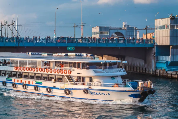 İstanbul, Türkiye, 2 Ocak 2022 - Galata Köprüsü altındaki Galata Limanı 'nda gemi gezisi