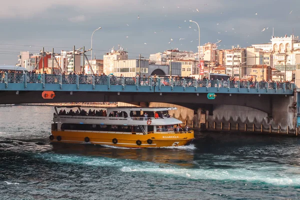 Istanbul Turquie Janvier 2022 Bateau Croisière Dans Port Galata Sur — Photo