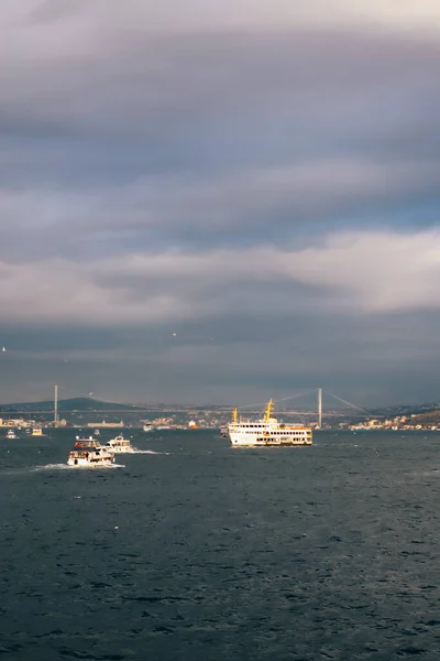 Istanbul Turquie Janvier 2022 Navires Navigation Sur Bosphore Par Temps — Photo