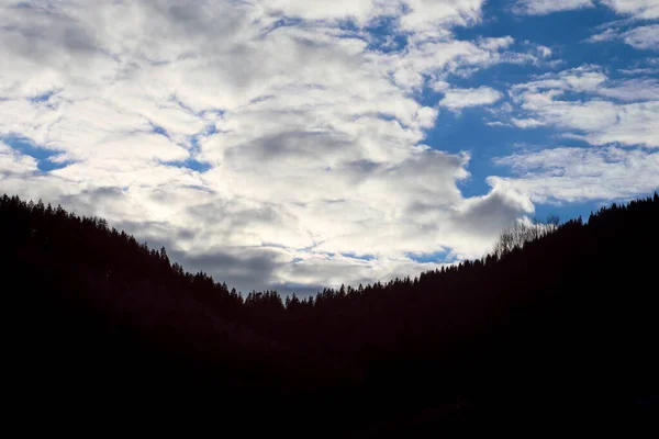 Φωτιζόμενες Σιλουέτες Στο Βουνό Γαλάζιο Ουρανό Σύννεφα — Φωτογραφία Αρχείου