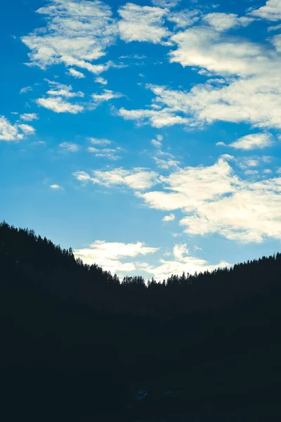 Sílhueta Retroiluminada Árvores Montanha Com Céu Azul Com Nuvens — Fotografia de Stock