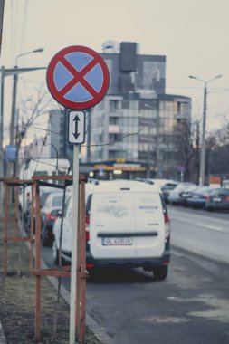 Iasi, Romanya, 28 Ocak 2022 - Yasak tabela ve araçların yol ve binalarda durdurulması